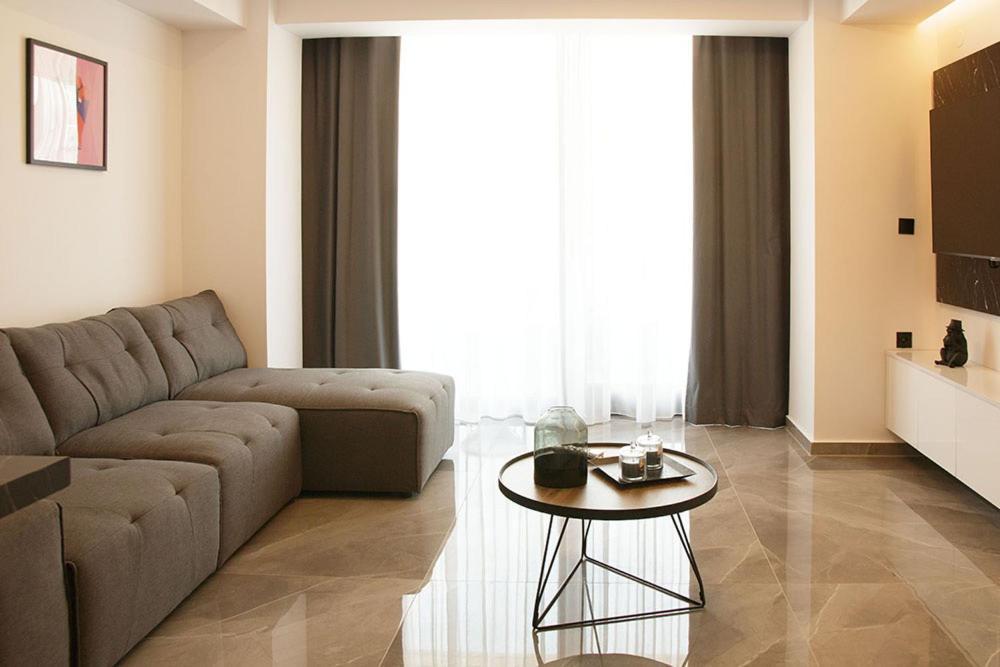 P J Luxury Suites 塞雷 外观 照片